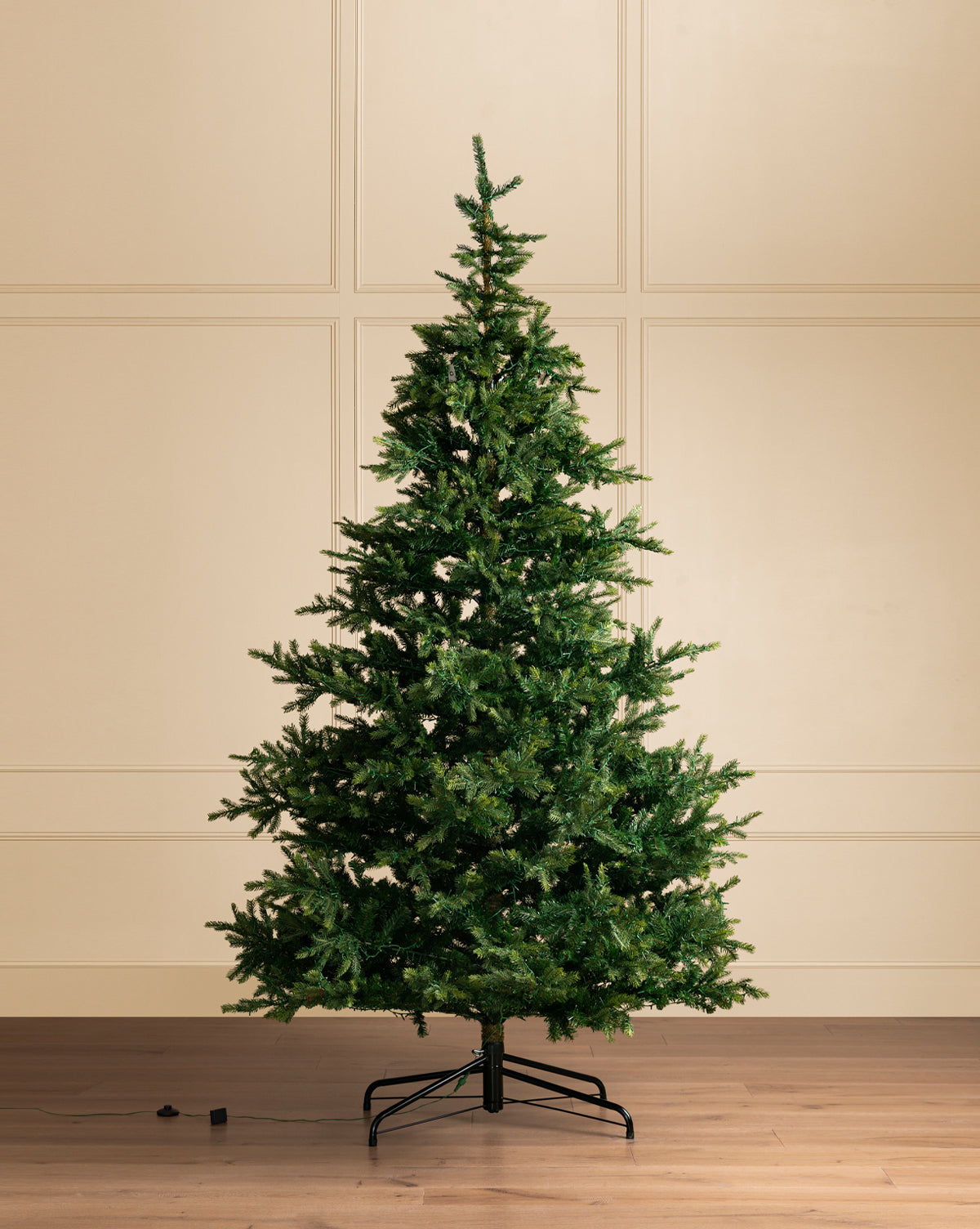 The tree is displayed without decorations or extra lights, by Vendixs