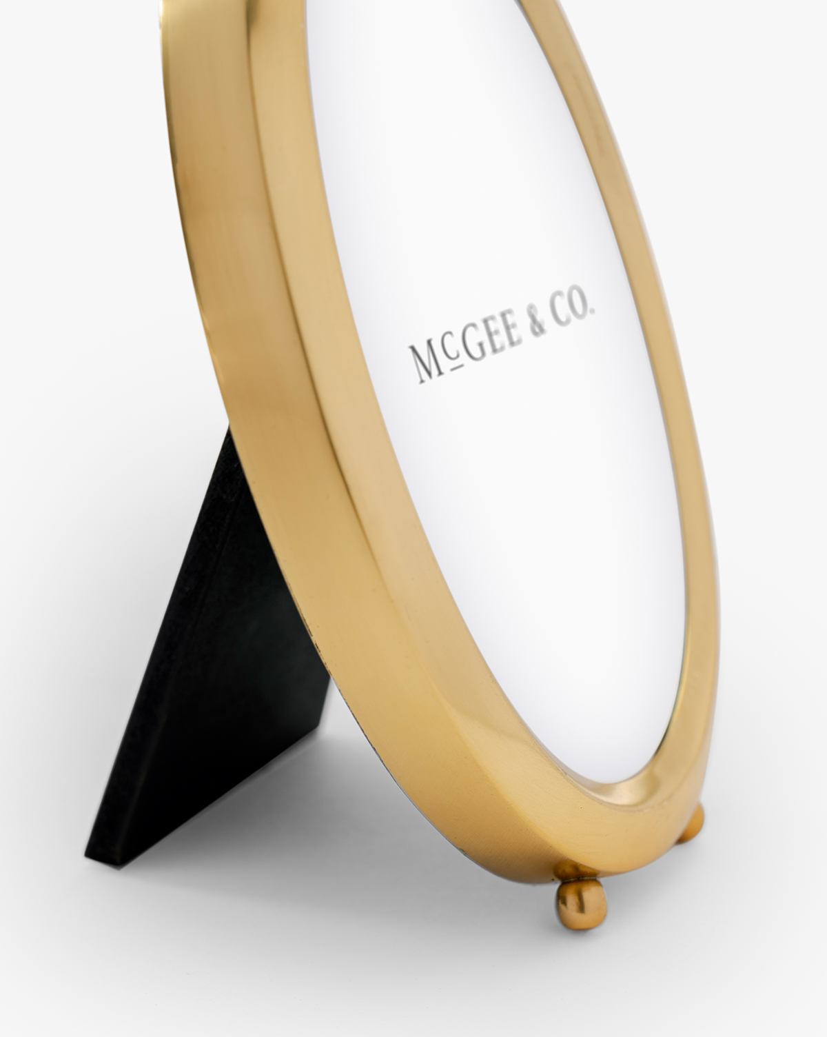 Its gold oval design beautifully displays your favorite memories with timeless style, by Vendixs