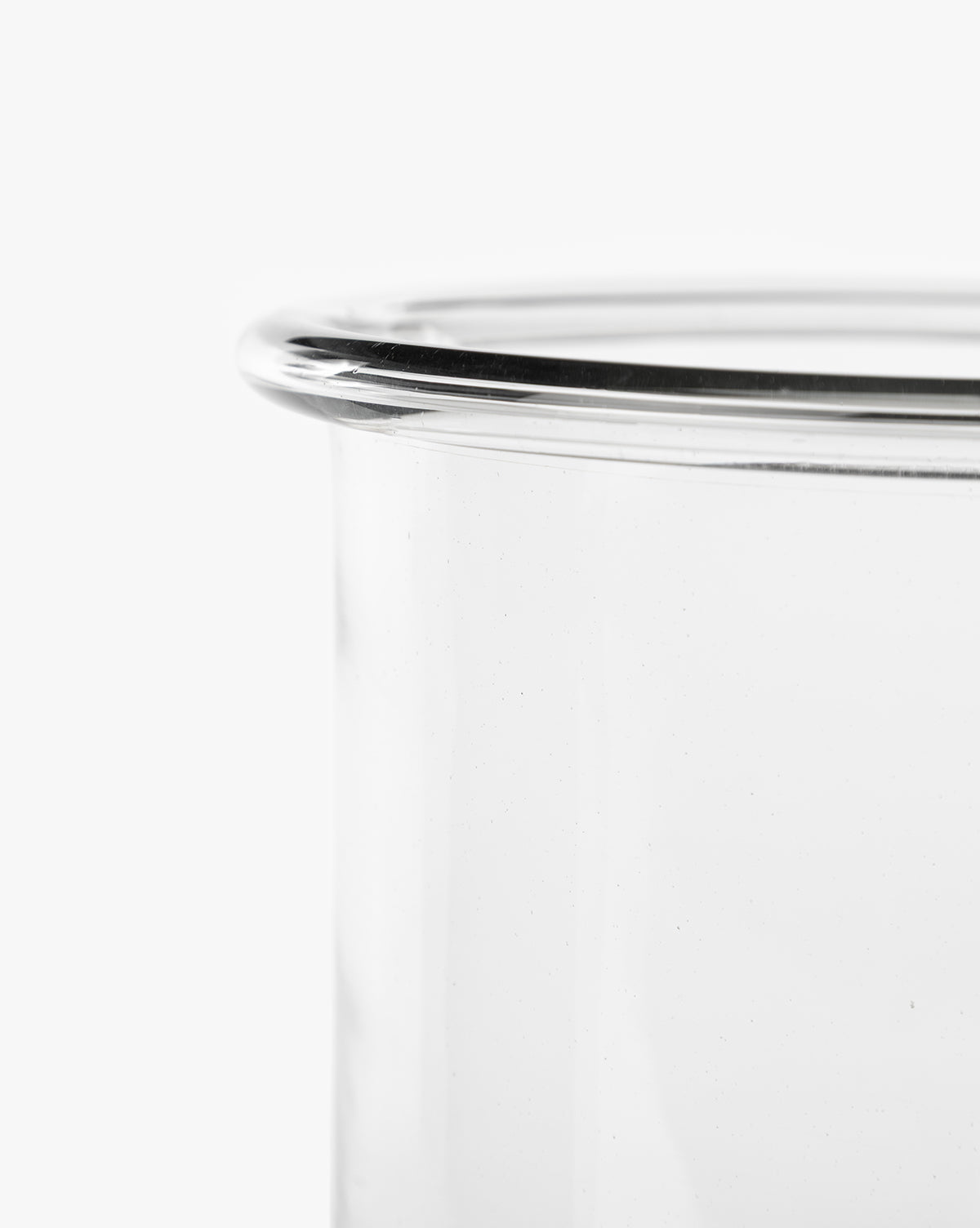 Close-up of the rim and upper side of the clear glass Cyrus Hurricane candle holder against a white background, perfect for elegant home decor, by Vendixs