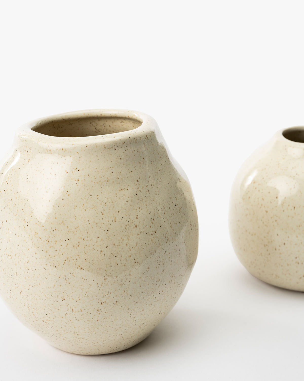 One vase is in front, with the other partially behind, by Vendixs