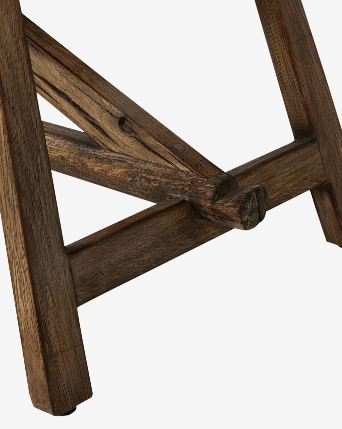 Close-up of the Inka Bench’s wooden base and legs in burnt bleached oak, highlighting intricate wood grain and intersecting beams that display artisanal craftsmanship against a white background, by Vendixs